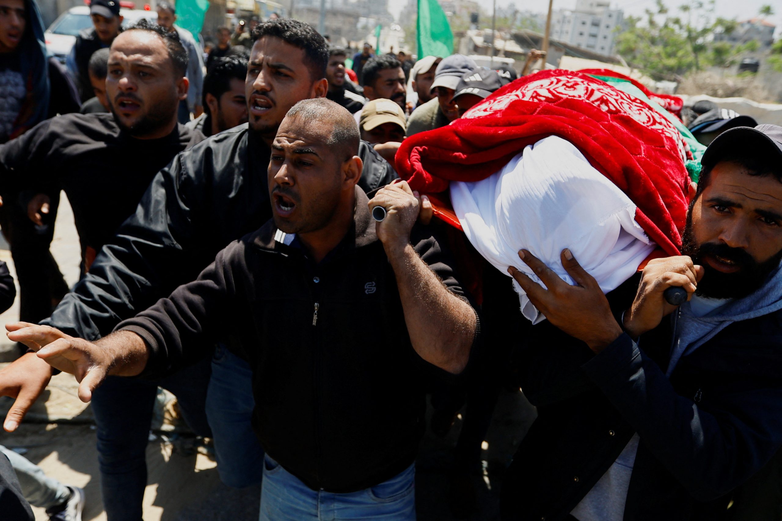تشييع شهيد فلسطيني في غزة استشهد بضربات إسرائيلية على أماكن مدنية - رويترز