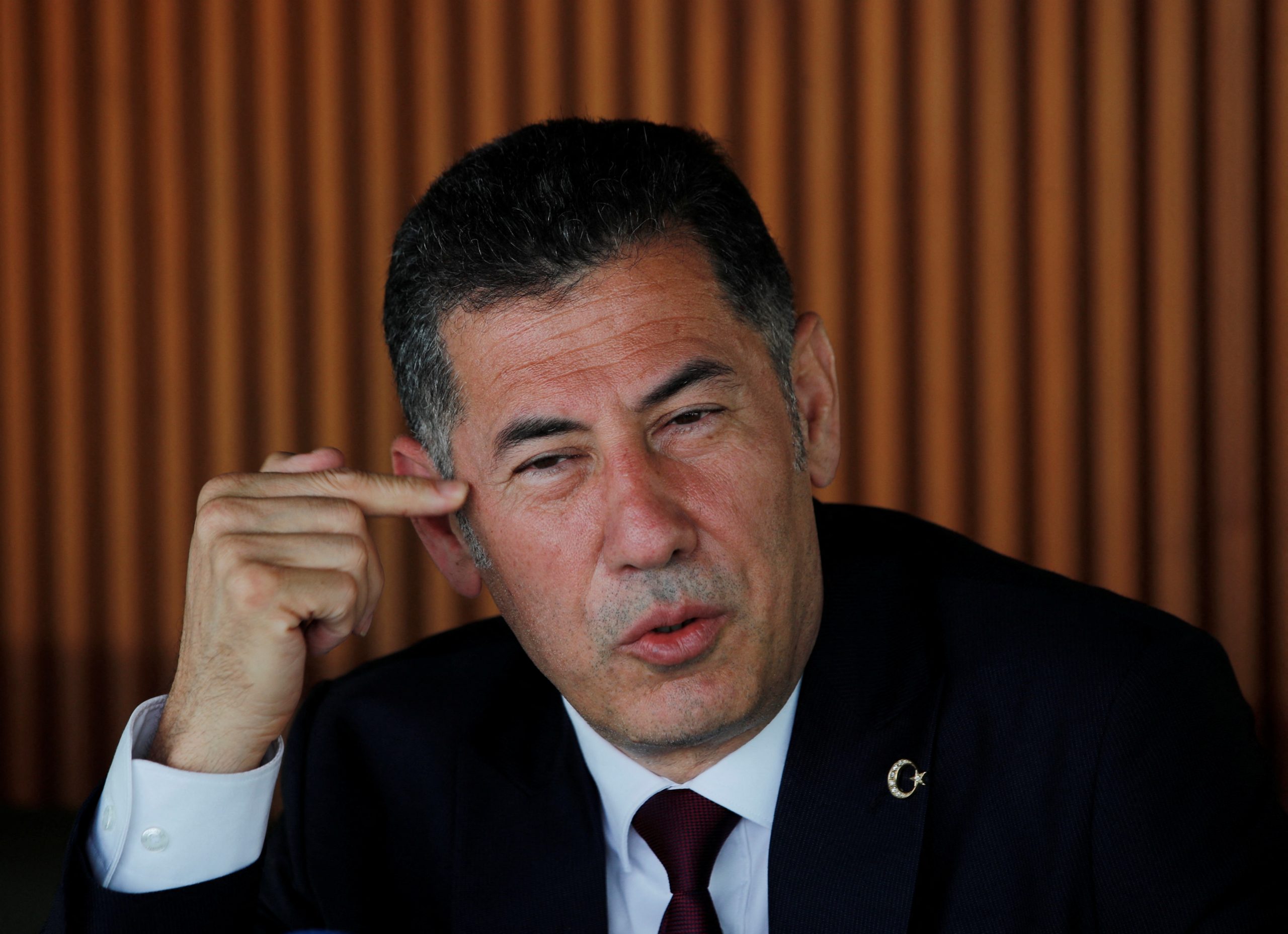 أكاديمي وسياسي “مغمور” اشتهر بخطابه العنصري ضد اللاجئين.. من هو سنان أوغان المرشح أمام أردوغان؟