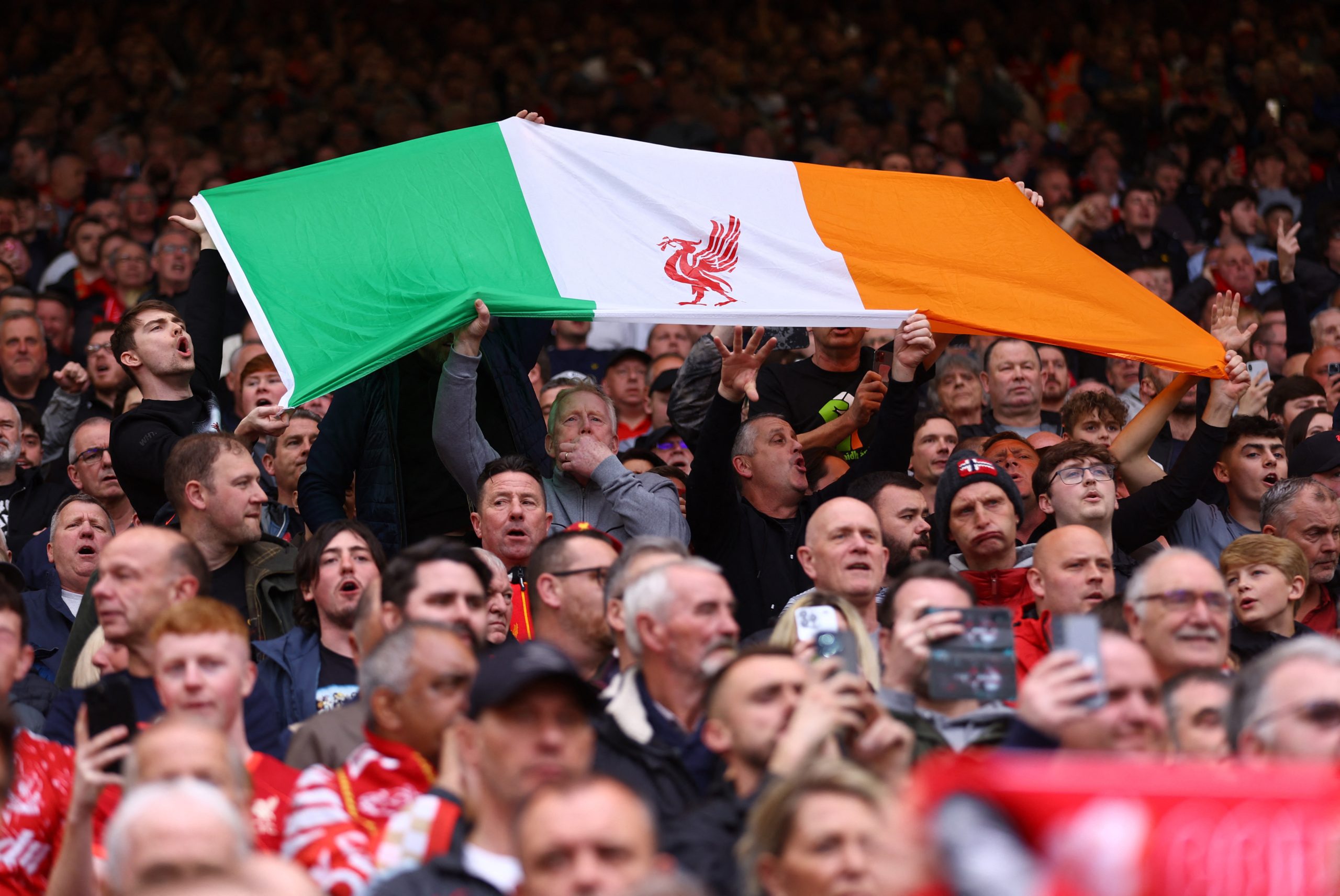 جماهير ليفربول تهاجم قائدها هندرسون بسبب ترديده النشيد الملكي (رويترز)