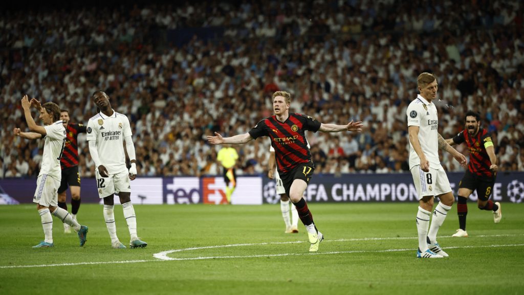 لماذا احتُسب هدف دي بروين رغم خروج الكرة من الملعب؟ (رويترز)