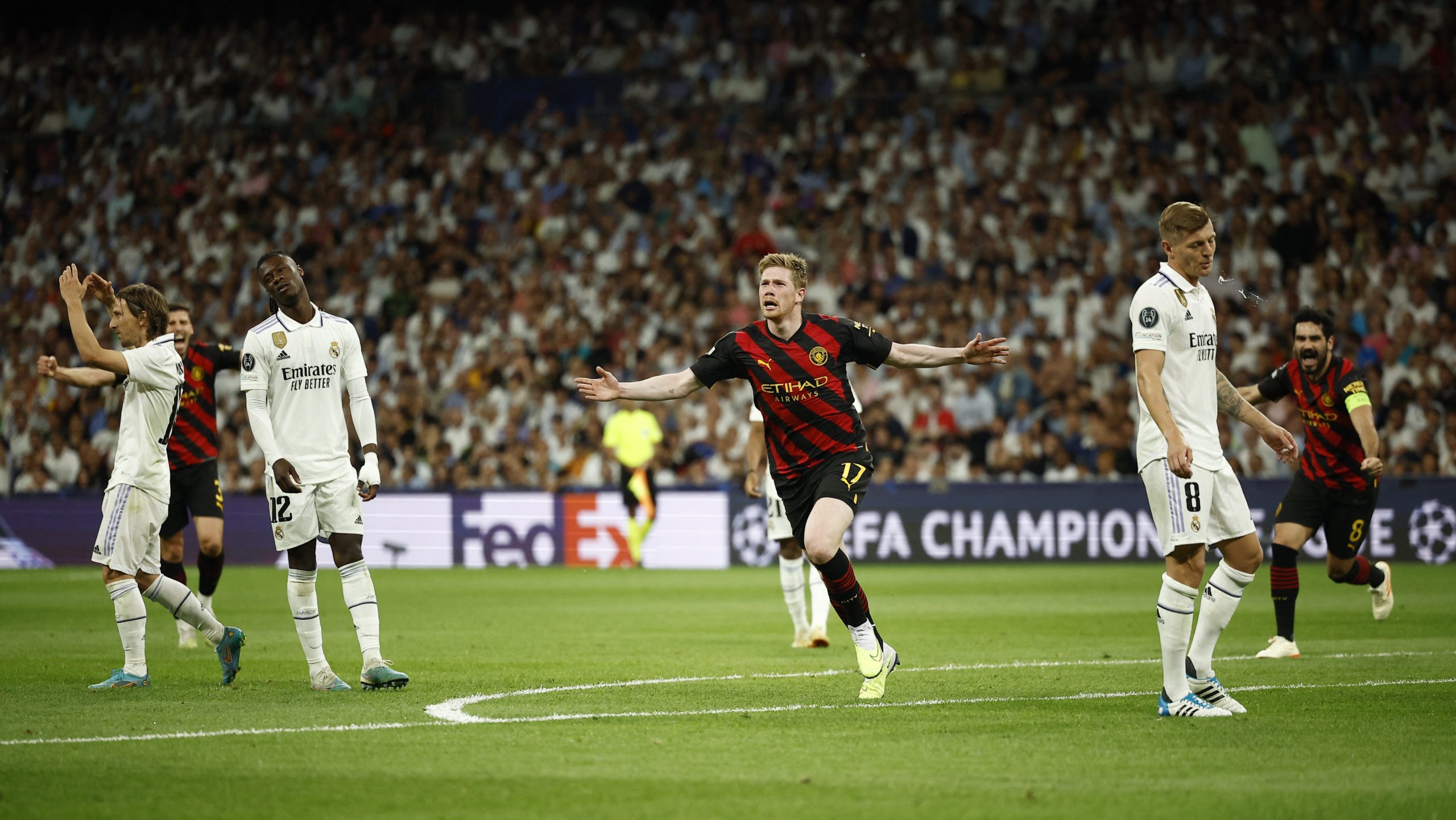 لماذا احتُسب هدف دي بروين رغم خروج الكرة من الملعب؟ (رويترز)