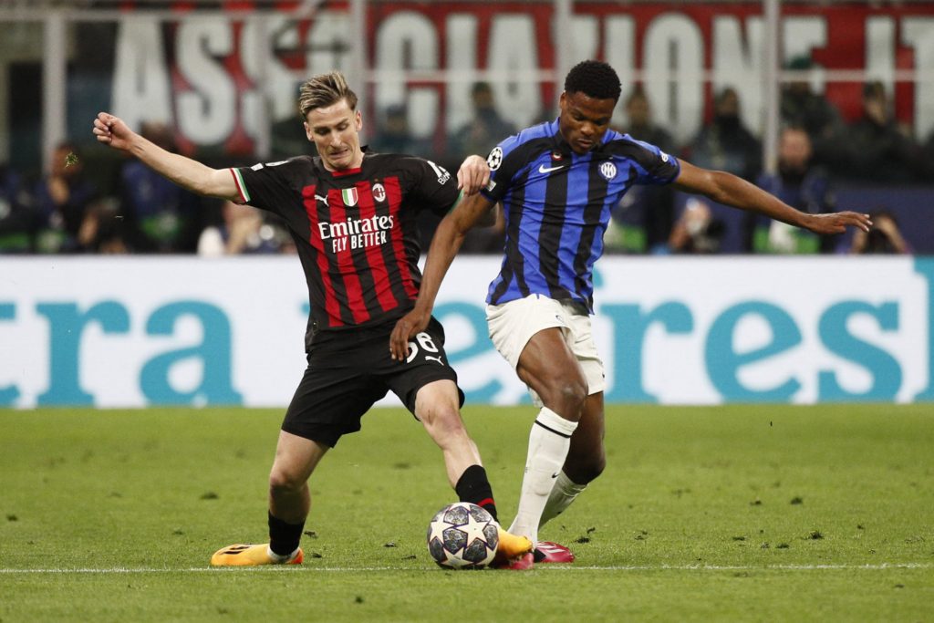 مباراة ميلان وإنتر في دوري أبطال أوروبا (رويترز)