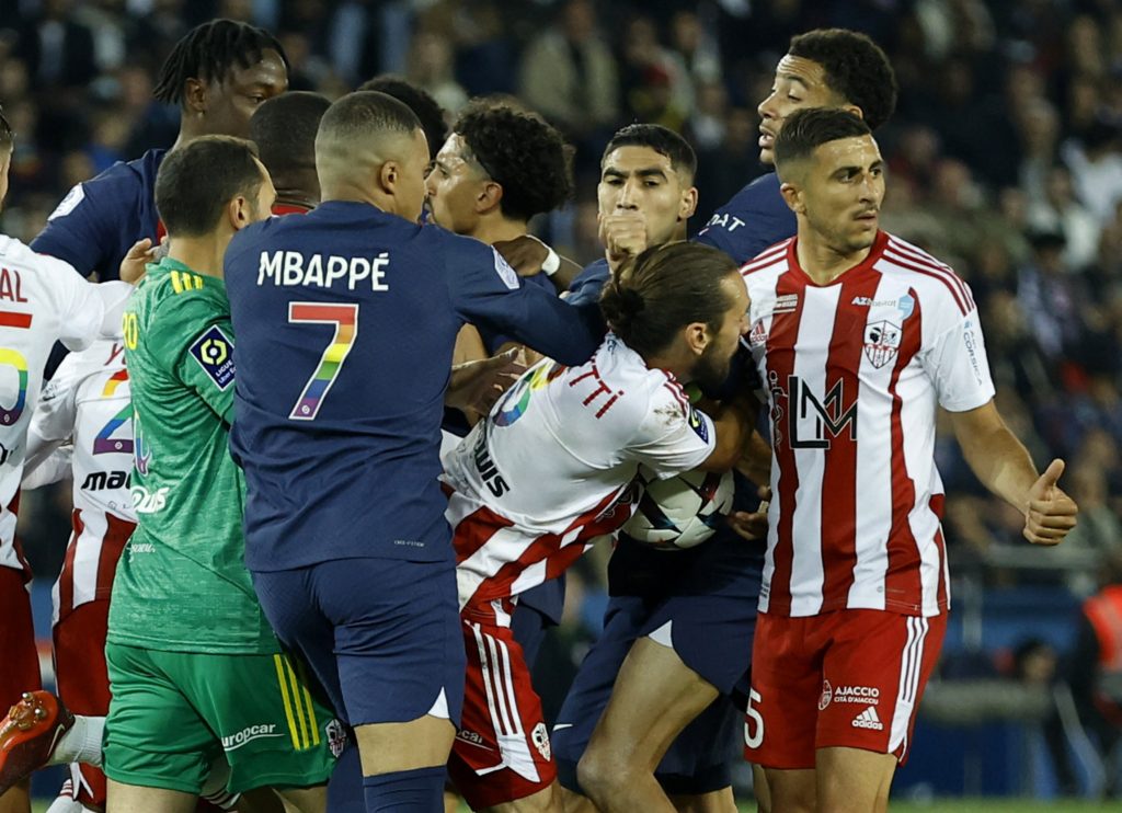 غضب المغربي أشرف حكيمي بعد طرده للمباراة الثانية (رويترز)