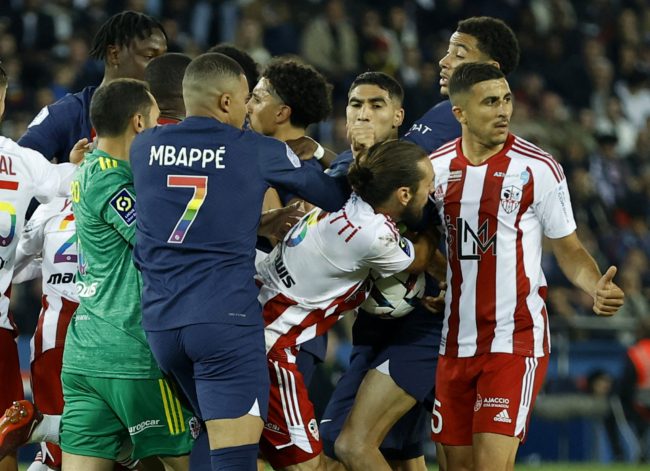 “هذه هي فرنسا”.. فيديو يرصد غضب المغربي أشرف حكيمي بعد طرده للمباراة الثانية على التوالي