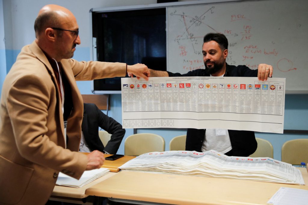 لاعبون معتزلون يدخلون البرلمان التركي (رويترز)