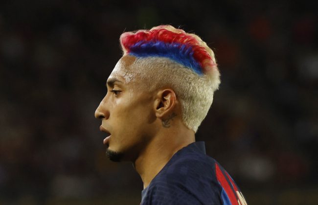 فعلها مع ليدز وبرشلونة.. لماذا يمشي رافينيا لاعب برشلونة على ركبتيه بعد كل إنجاز؟