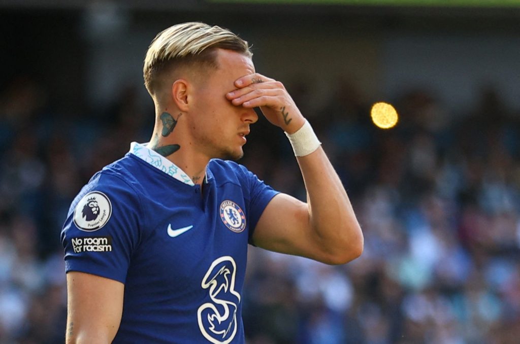 مودريك لاعب تشيلسي يسخر من رجل مُسن (رويترز)