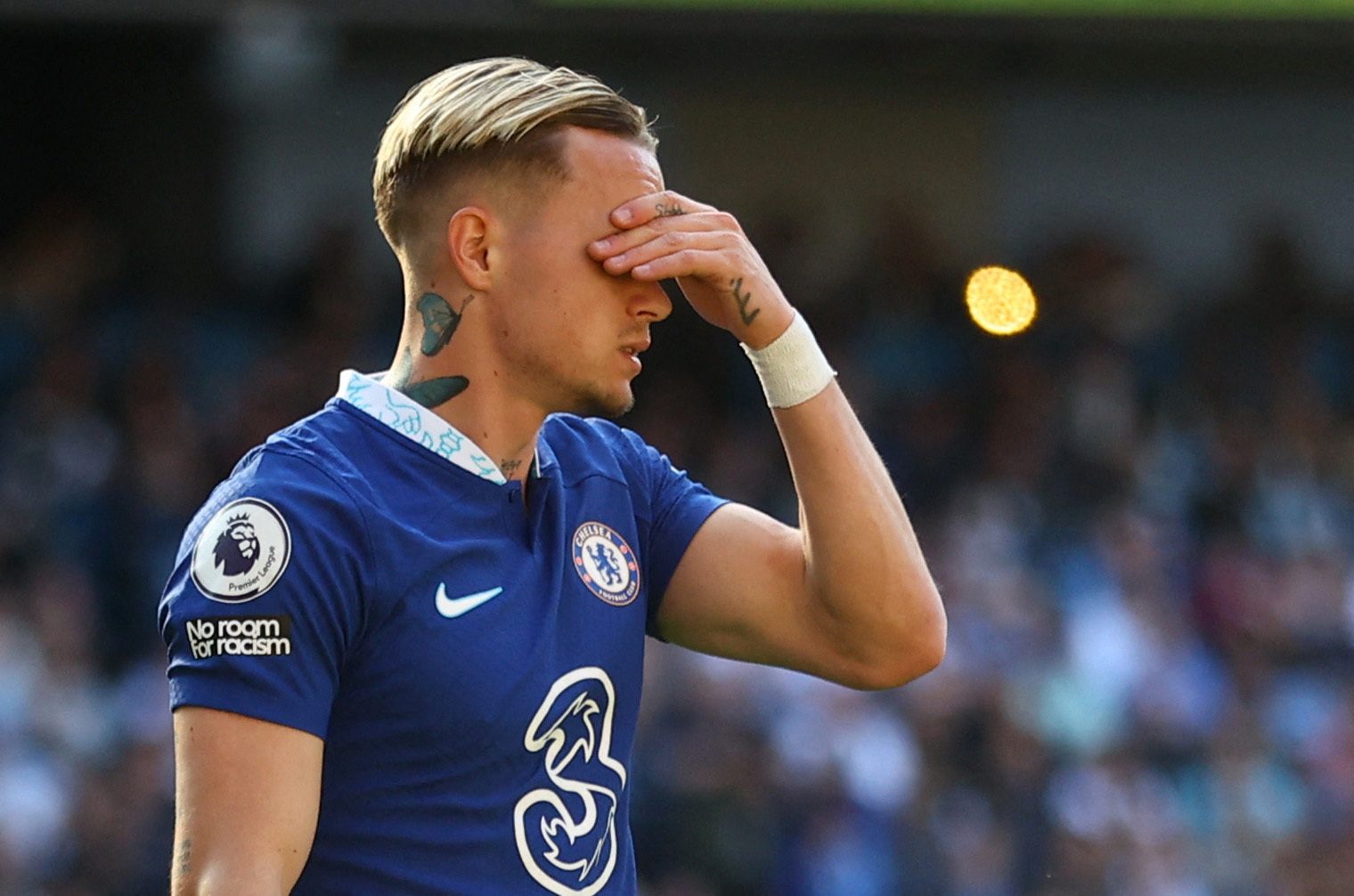 مودريك لاعب تشيلسي يسخر من رجل مُسن (رويترز)