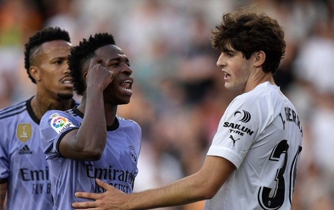 فينيسيوس ينفجر غضباً بعد تعرضه لهتافات عنصرية بمباراة بلنسية.. ورئيس البرازيل يتضامن معه