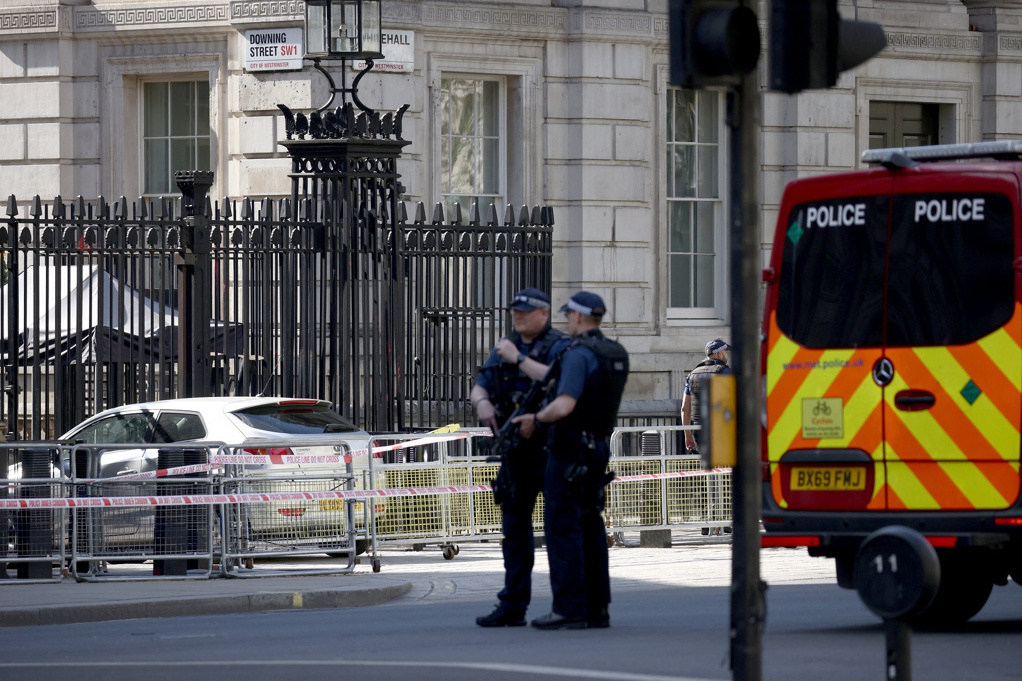 سيارة تصطدم ببوابة مقر رئيس الوزراء البريطاني.. الشرطة توقف السائق وتحقق في دوافعه (فيديو)