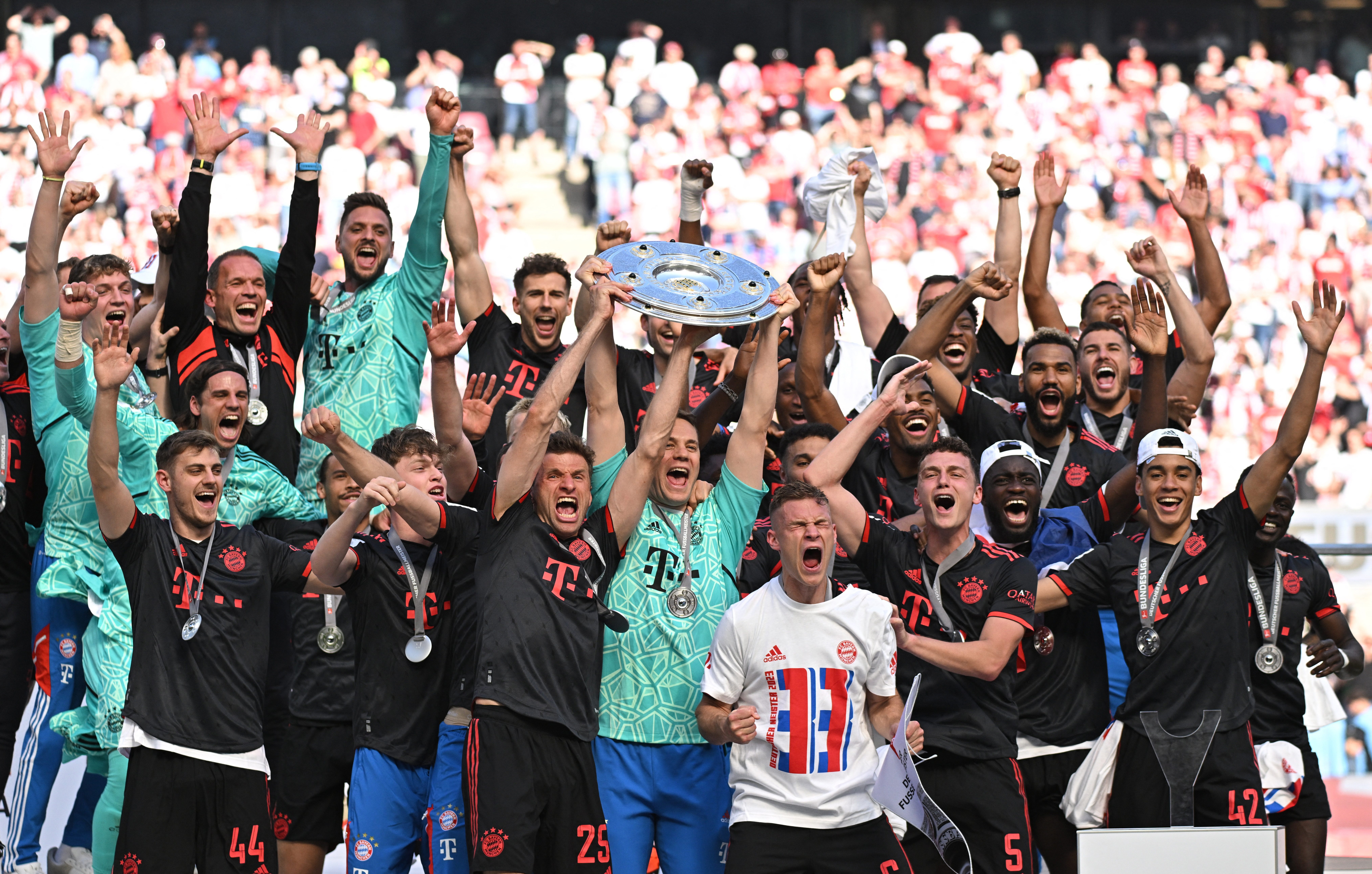 بايرن ميونيخ بطلاً للدوري الألماني بفوزه على كولن وتعادل دورتموند مع ماينز (رويترز)