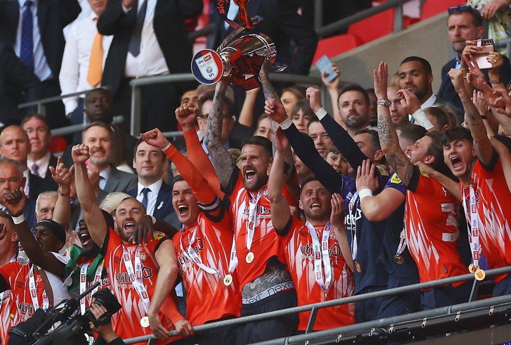 قصة صعود نادي لوتون تاون إلى البريميرليغ (رويترز)