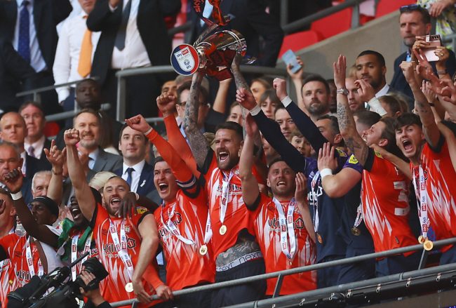 تأسس سراً وكان في دوري الهواة قبل 10 سنوات.. قصة الصعود التاريخي لنادي لوتون تاون إلى “البريميرليغ”