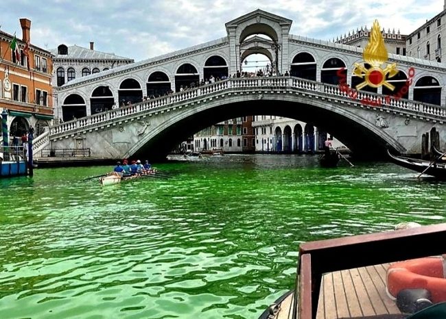 الكشف عن سر تغيّر لون مياه البندقية إلى الأخضر.. السلطات عقدت اجتماعاً طارئاً إثر الحادثة