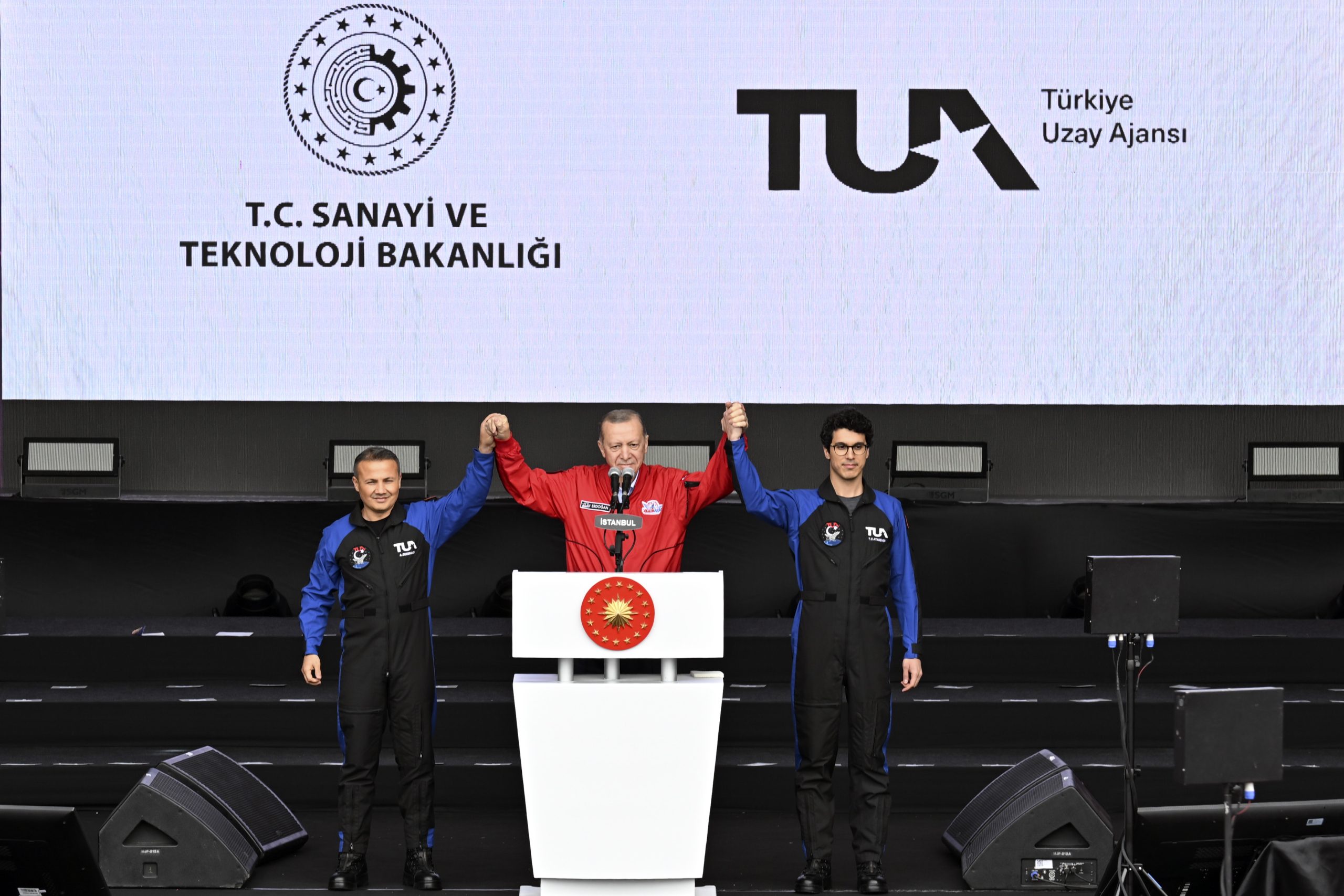 أردوغان يقدّم أول رائدي فضاء تركيين سينطلقان في مهمة لمحطة الفضاء الدولية نهاية 2023/ الأناضول