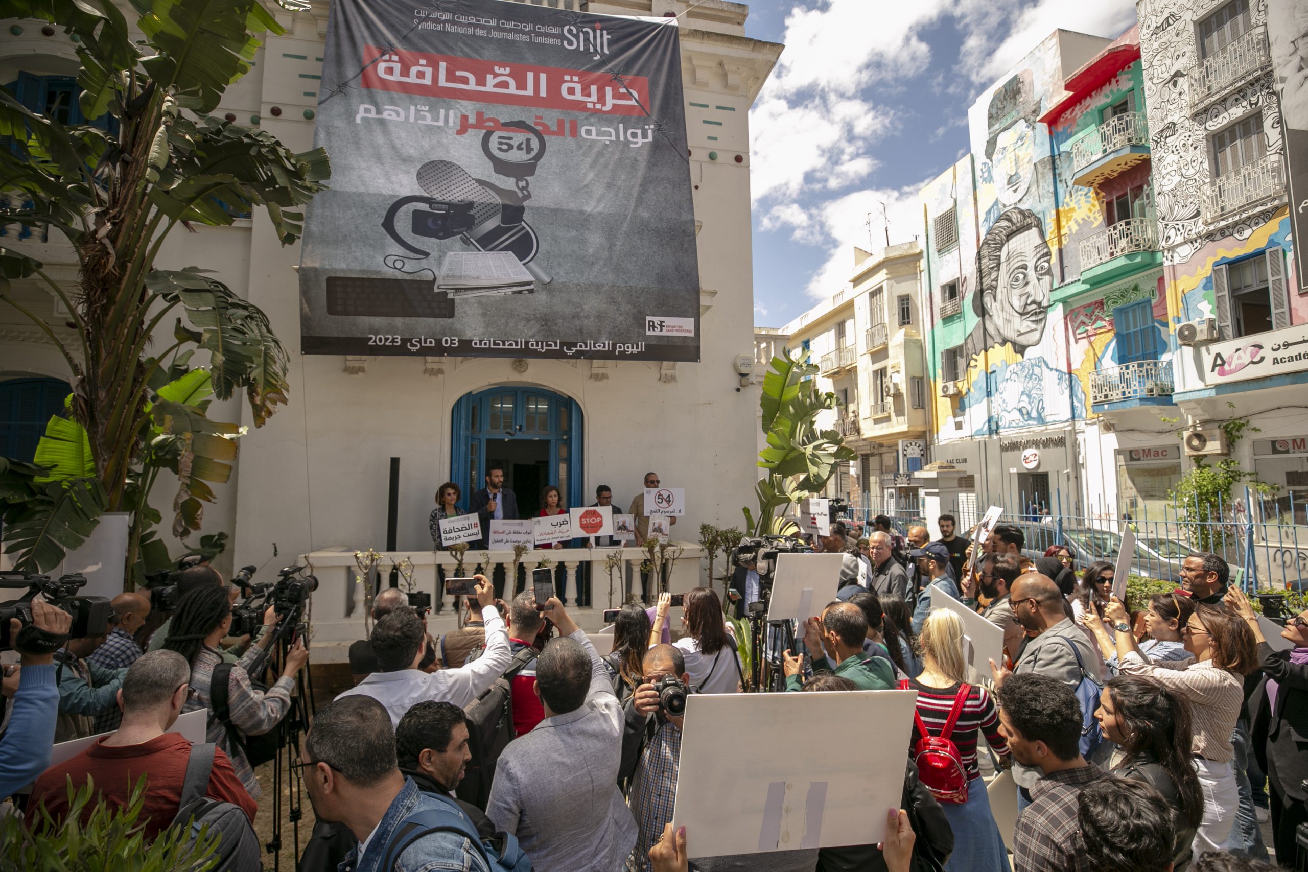 “حرية الصحافة في وضع سيئ للغاية”! نقابة الصحفيين في تونس تهاجم قيس سعيد وتدعو للتظاهر