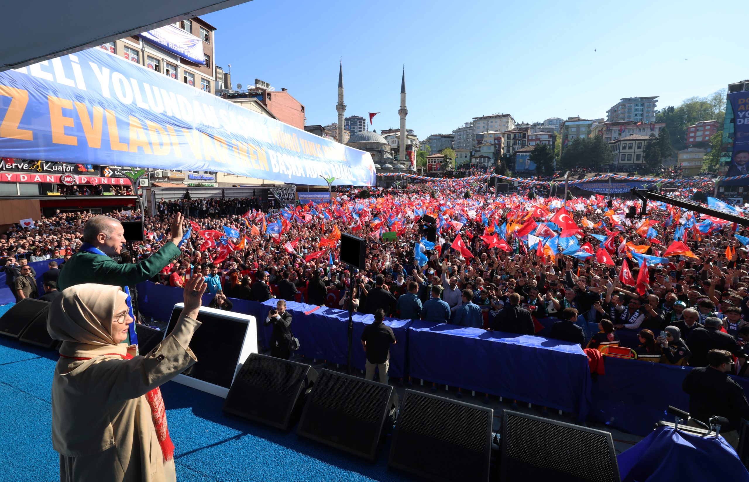 الرئيس التركي رجب طيب أردوغان في تجمع جماهيري بمدينة ريزة/ الأناضول