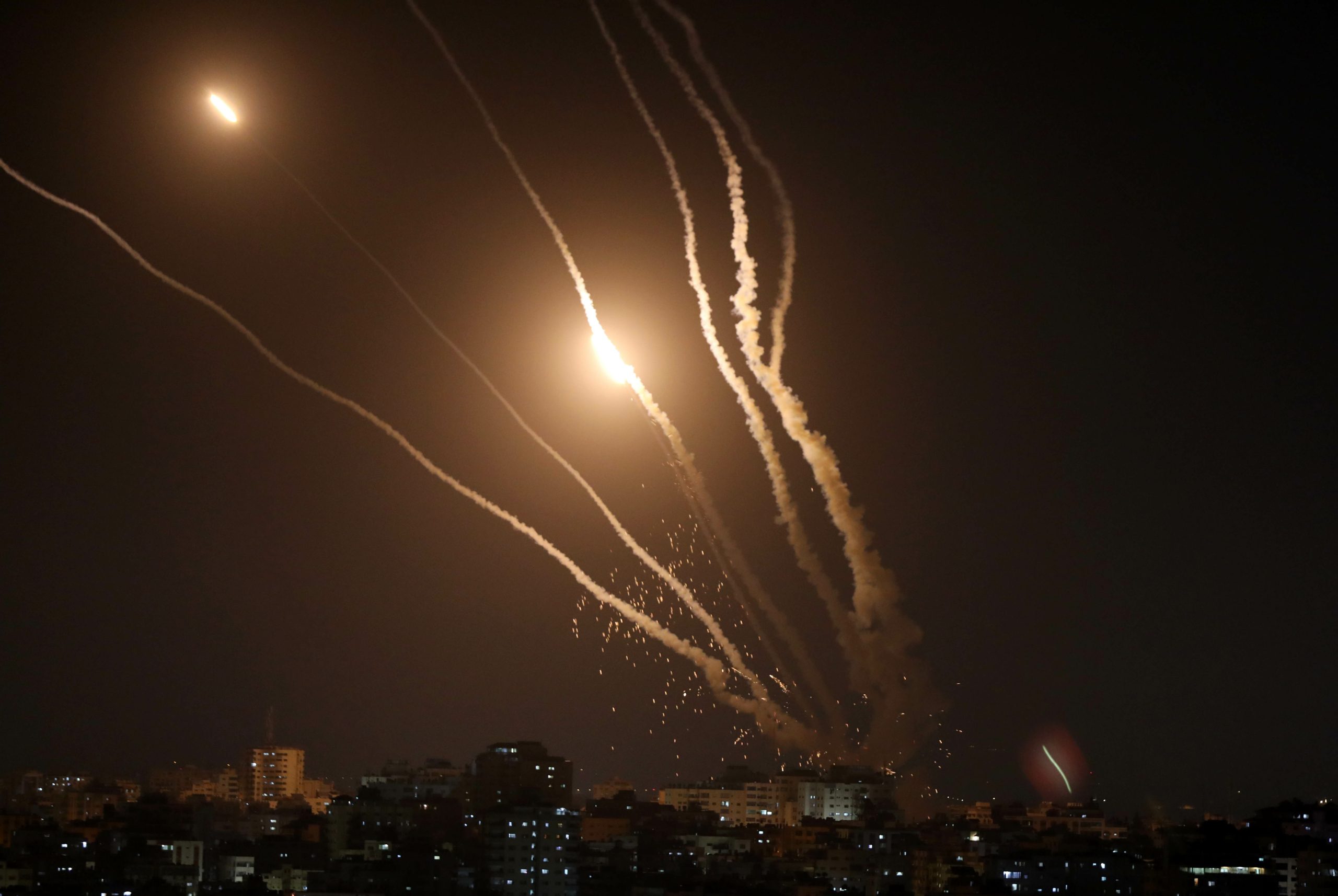 فيديو لدمار خلفته صواريخ المقاومة في عسقلان وإصابة مستوطنين.. والاحتلال يقصف منازل بغزة