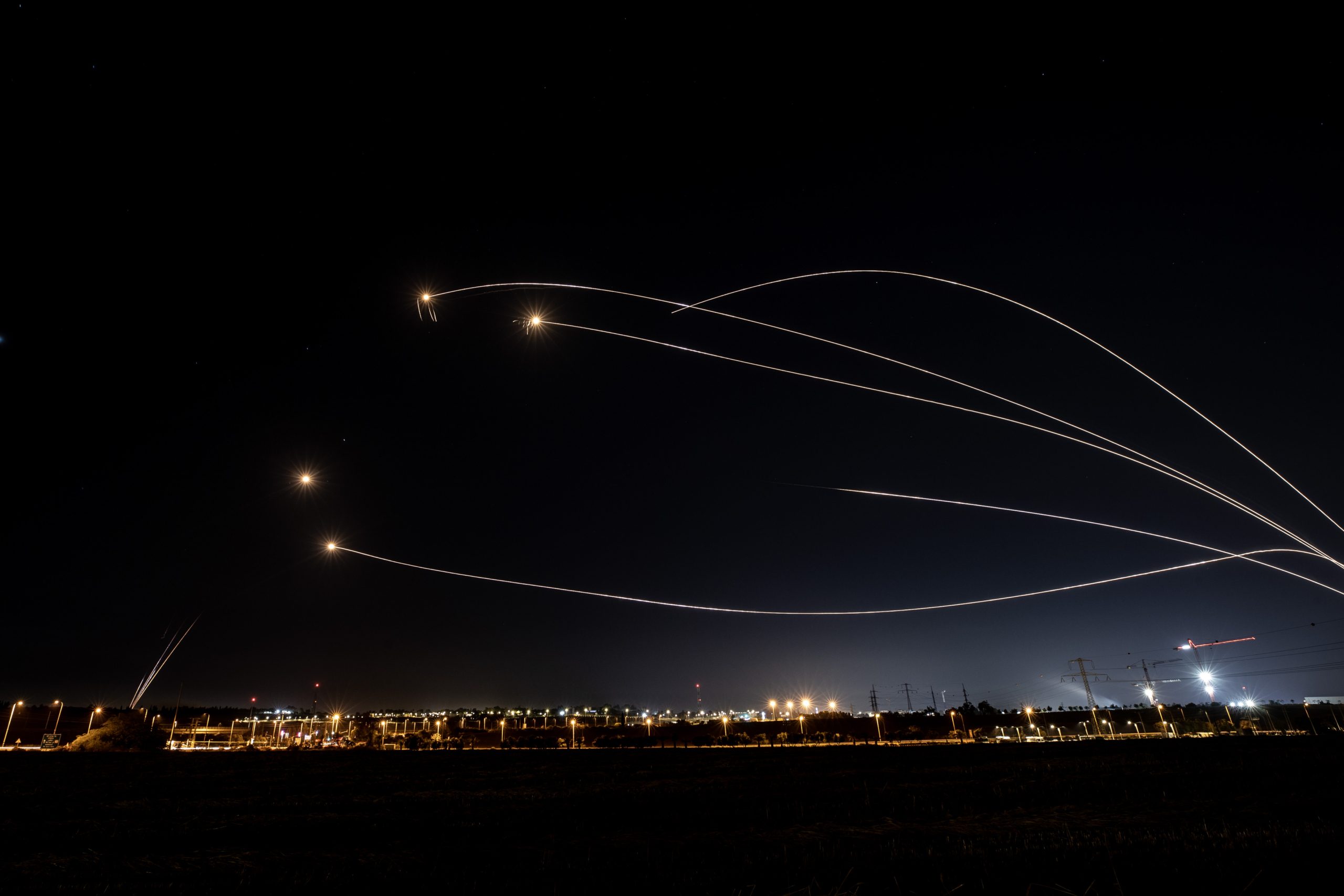 فيديو لانفجار صاروخ في البحر قبالة تل أبيب.. وإسرائيل تعلن إطلاق 470 قذيفة من قطاع غزة