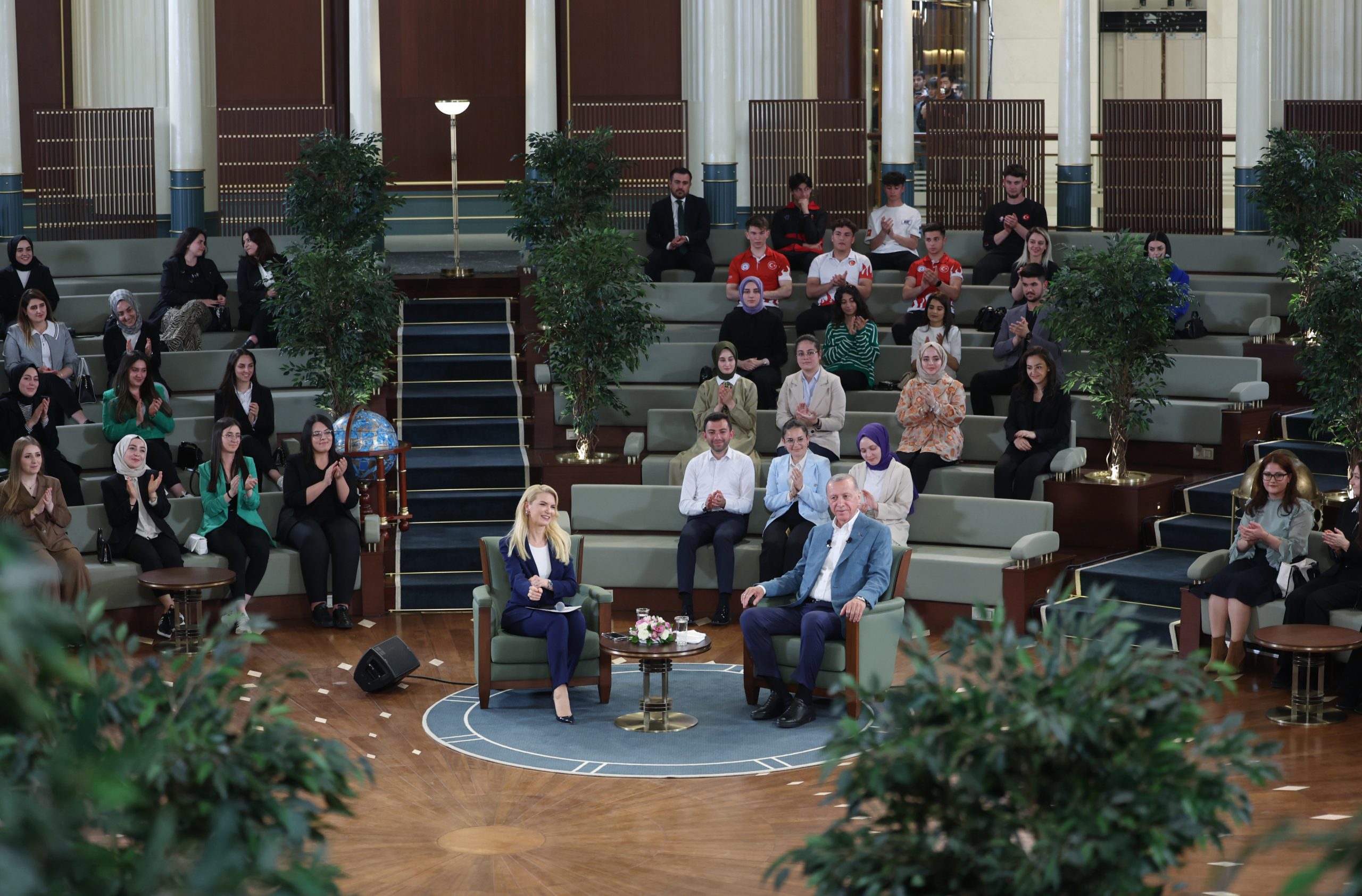 غلاء الأسعار وعودة اللاجئين وسجن الصحفيين.. أردوغان يرد على أسئلة الشباب “الجريئة” قبل يومين من الانتخابات