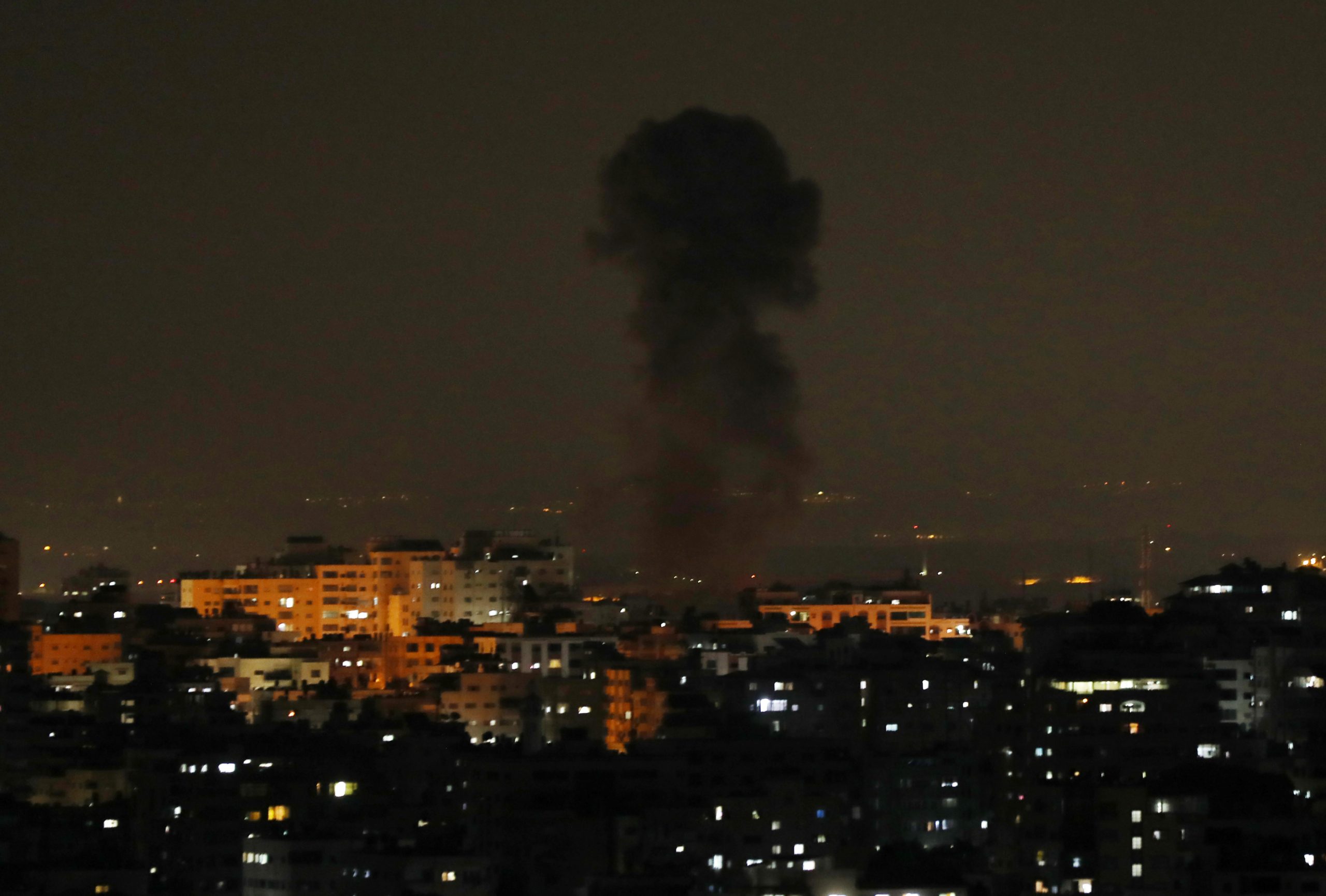 قصف الاحتلال يشتد على قطاع غزة ليلاً.. 30 شهيداً حصيلة العدوان الإسرائيلي مع دخوله اليوم الرابع