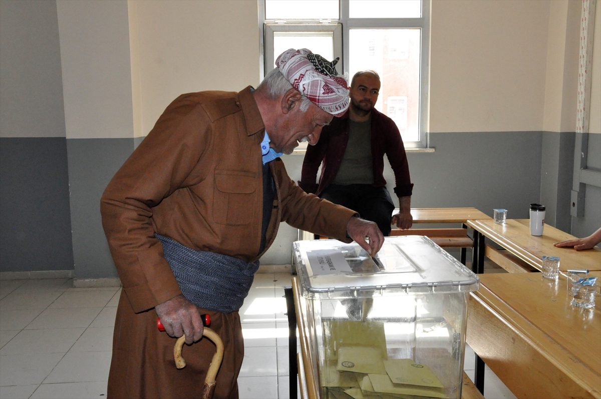 مواطنون على نقالة وآخرون بعكازات وصناديق محمولة للعاجزين.. هكذا يصوت الجميع بالانتخابات التركية