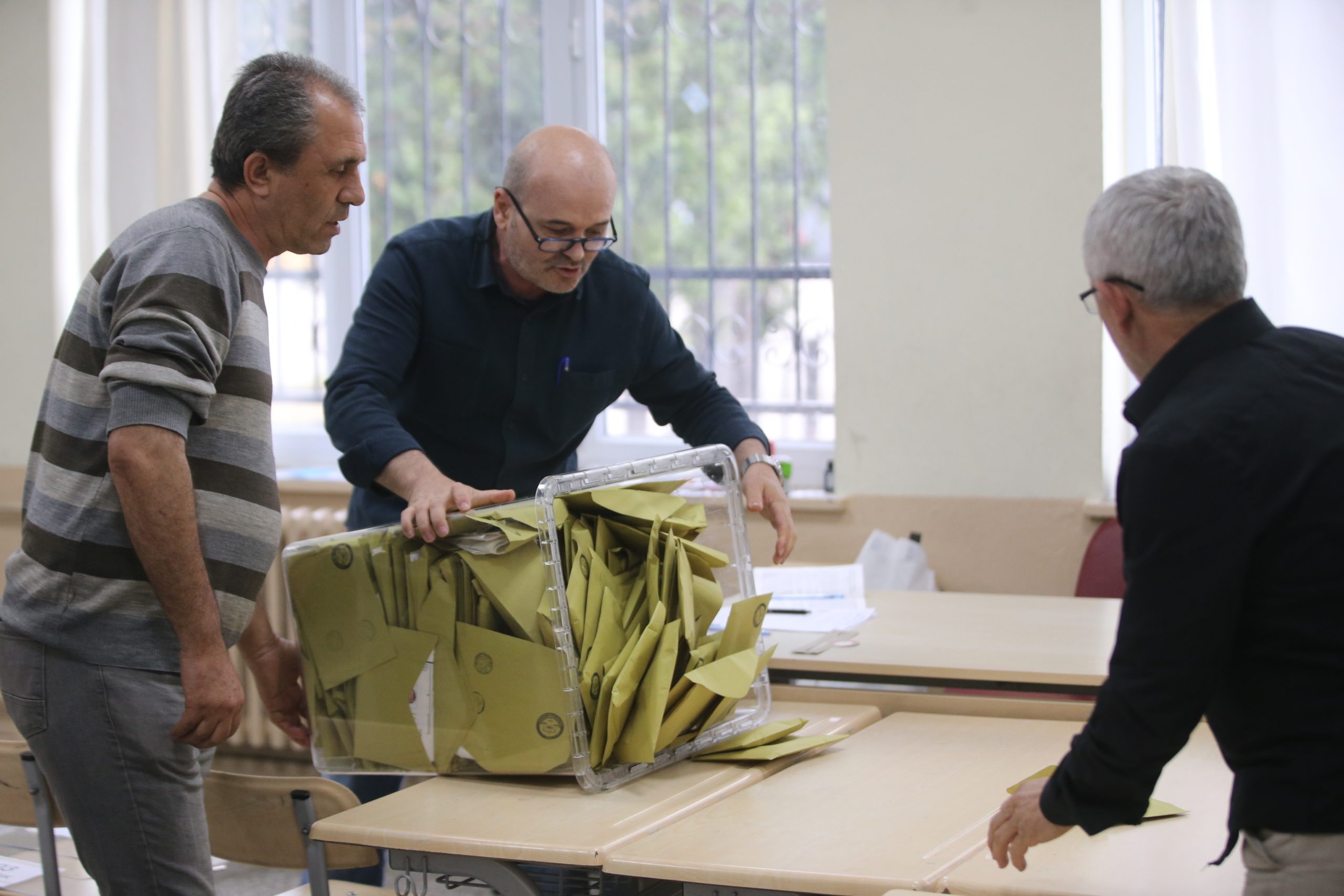 إغلاق صناديق الاقتراع في جولة الإعادة في الانتخابات الرئاسية التركية وبدء عمليات الفرز