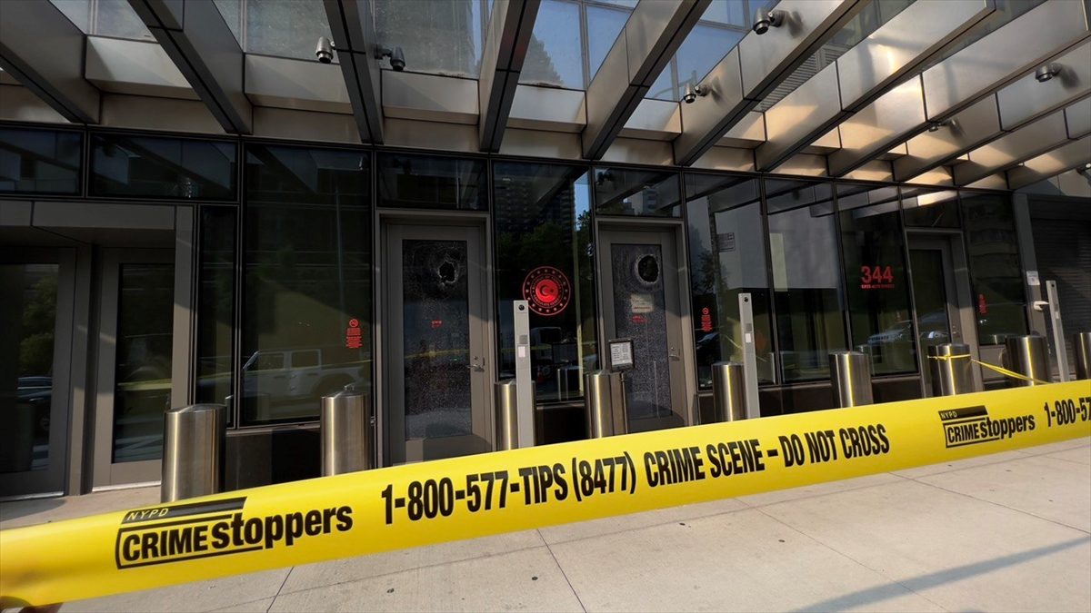 “البيت التركي” في نيويورك يتعرض لاعتداء من قبل شخص مجهول.. هاجم المبنى بقطعة حديد وحطم زجاج الطوابق السفلية منه