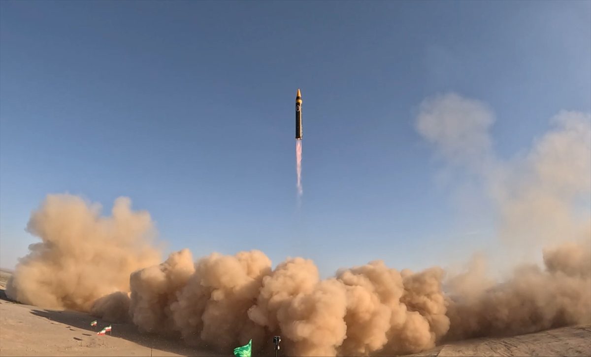 “يصل إلى تل أبيب والقواعد الأمريكية بالشرق الأوسط”! قلق أمريكي وفرنسي من اختبار إيران صاروخاً باليستياً جديداً