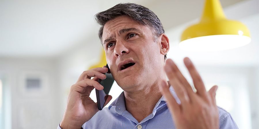 التحدّث مطولاً في الهاتف قد يسبب لك ارتفاع ضغط الدم! دراسة علمية تحذّر من مخاطره على صحة الإنسان