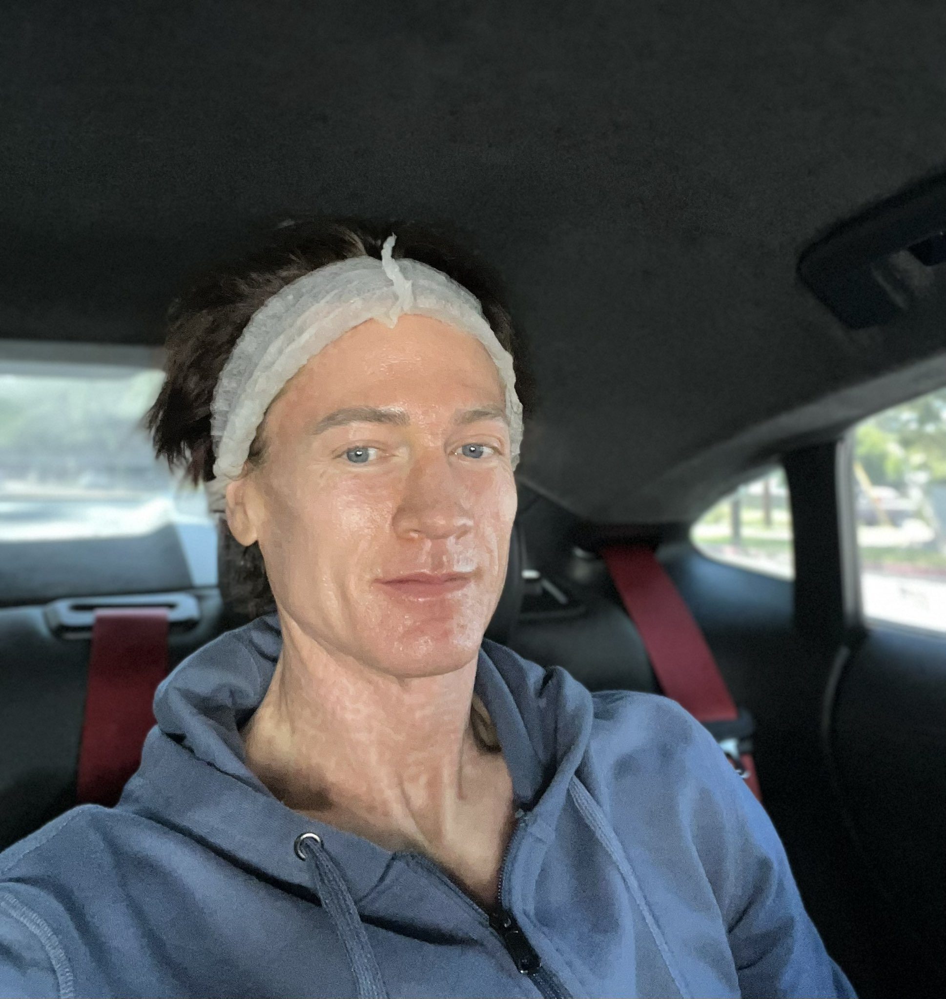 ينفق مبالغ طائلة ليبدو بعمر 18 عاماً! ملياردير أمريكي شهير يتبادل بلازما الدم مع ابنه وأبيه السبعيني