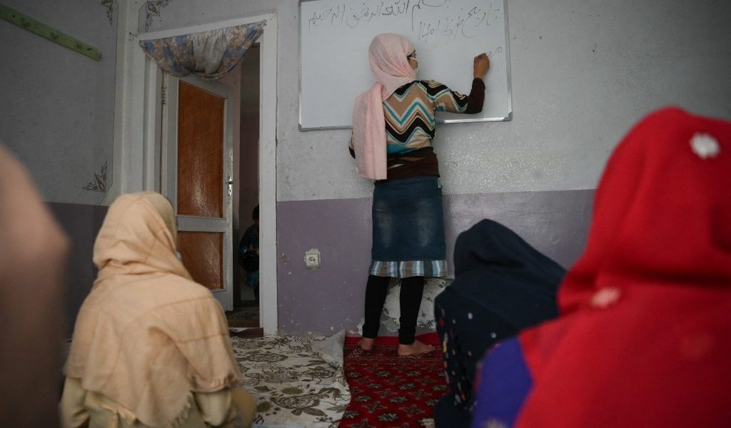 فتيات في إحدى المدارس السرّية بأفغانستان - Getty Images