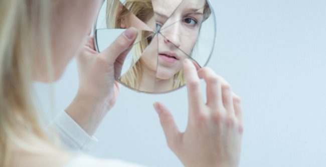 حديثك مع نفسك ليس جنوناً.. لكن كيف تفرق بين السلبي والإيجابي منه؟