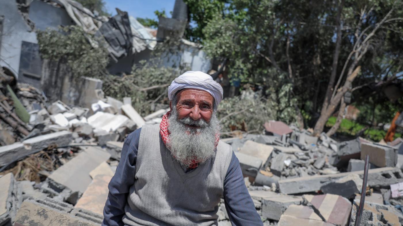 باكياً على أطلال منزله المُدمّر في غزة.. كيف شهد هذا المُسنّ الفلسطيني نكبتين؟