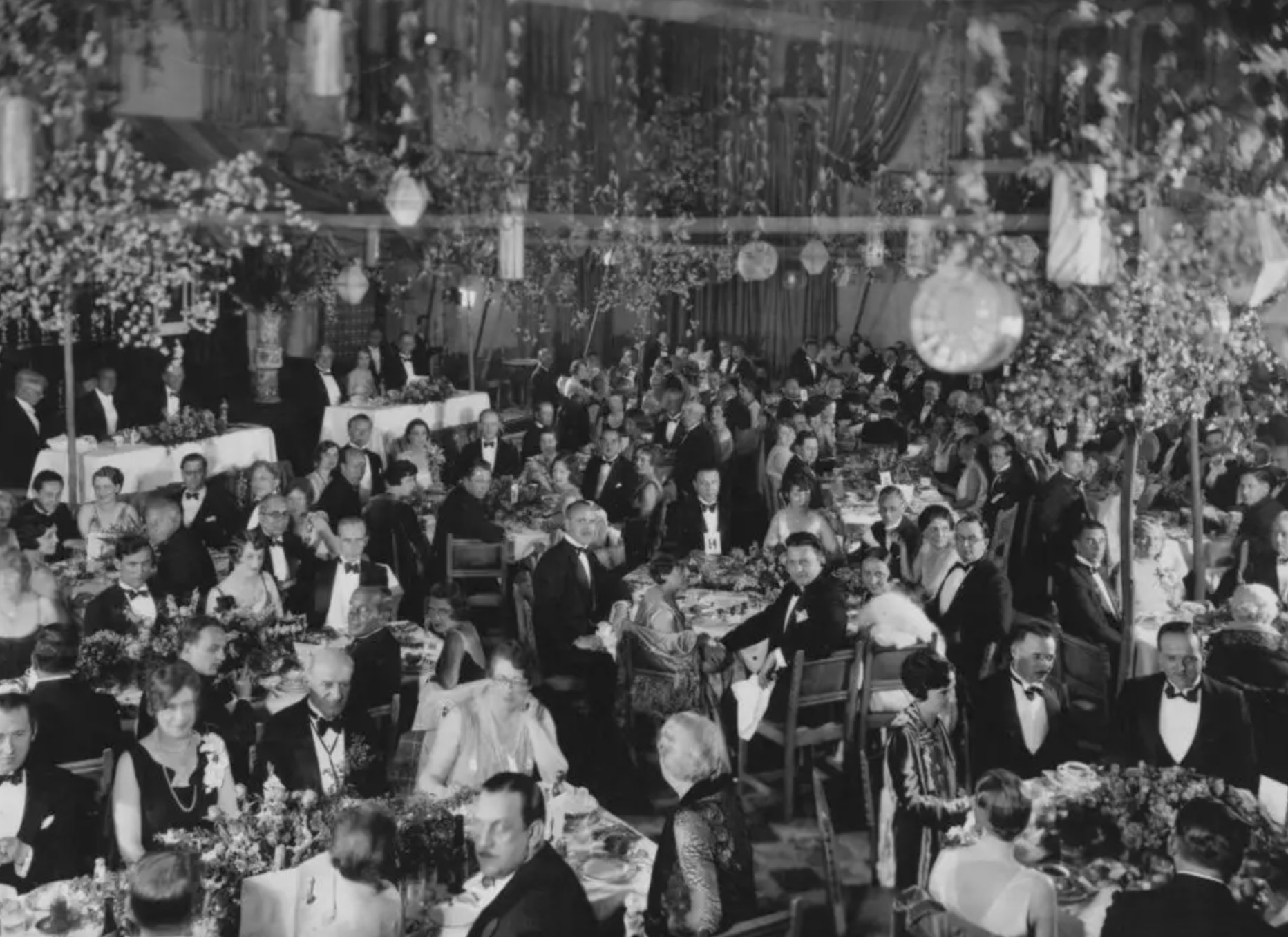 امتد لـ15 دقيقة فقط وفي غياب الكاميرات! غرائب حفل توزيع جوائز الأوسكار الأول في التاريخ