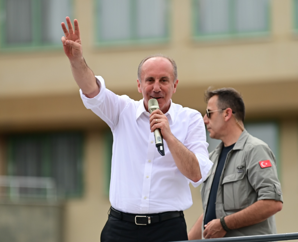 تويتر/ محرم إنجه زعيم حزب البلد التركي