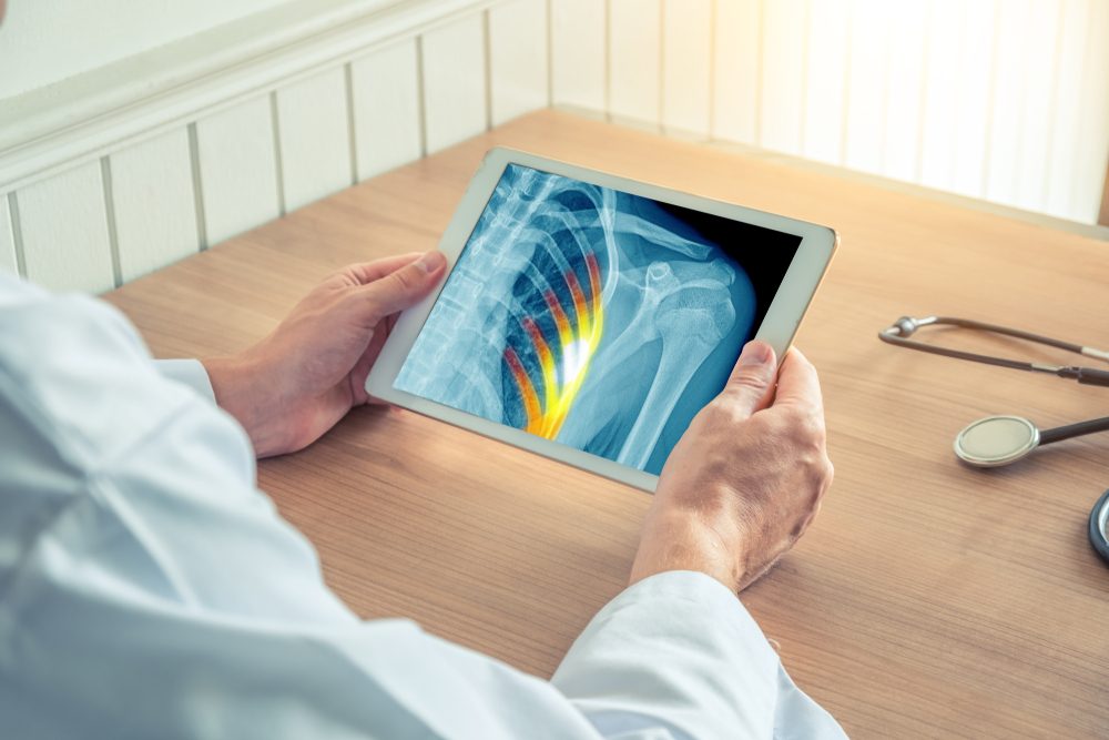 يمكن للاختبار الطبي توضيح أسباب الألم الحقيقية وعلاجها - ShutterStock