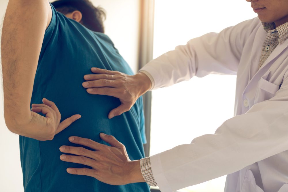 من الضروري مراجعة الطبيب إذا استمر الألم دون تحسُّن - ShutterStock