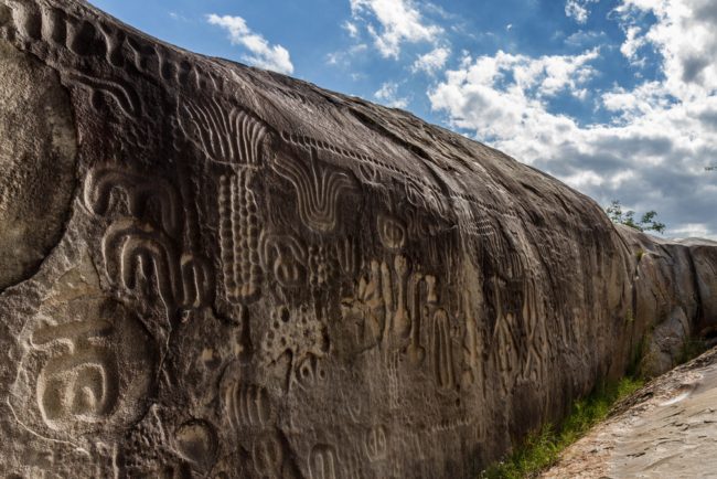 رموز مصرية قديمة أم نقوش لكائنات فضائية؟ صخور “بيدرا دو إنكا” في البرازيل