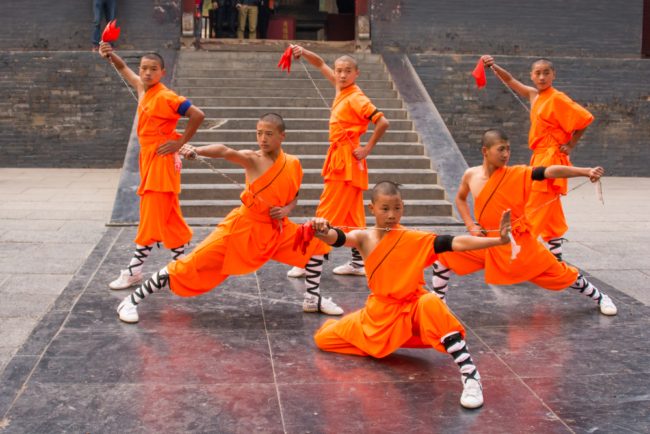 يثقبون الأشجار بأصابعهم ويحترفون “الكونغ فو” مدى الحياة.. رهبان الشاولين أصحاب القدرات الخارقة