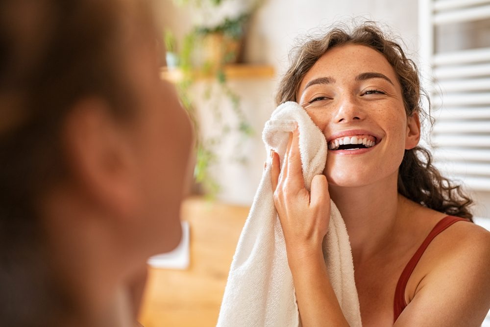 من المهم أن تكون المنشفة نظيفة ومخصصة للوجه فقط/ Shutterstock