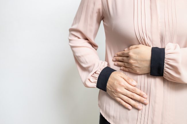 بعضها قد يكون حالات مهدّدة للحياة.. أسباب الشعور بألم الضلوع أثناء النوم