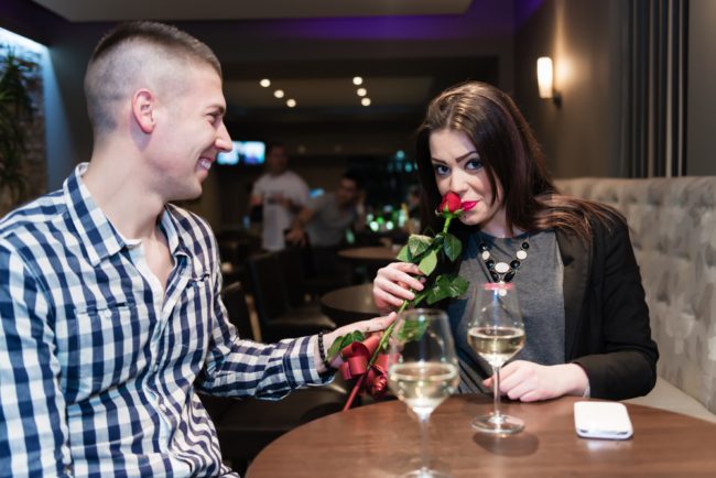 لماذا تستطيع النساء تمييز الروائح أكثر من الرجال؟ هذا ما يقوله العلم