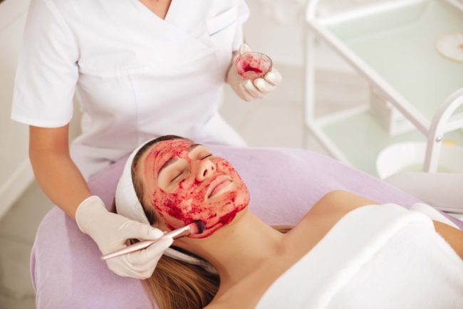 فوائدها عديدة رغم مخاطرها المُقلقة! ما هي تقنية “مصاص الدماء” لتصحيح الجلد والعناية بالبشرة؟