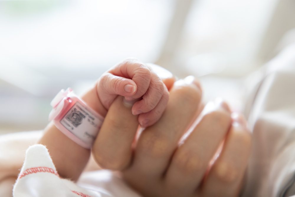 أثبتت الدراسات العلمية أن الاحتكاك الجلدي يعزز تعافي الطرفين - Shutterstock