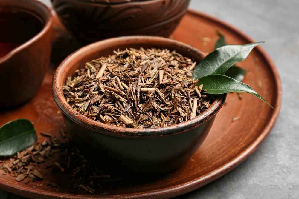 الشاي يعتبر بديلاً مثالياً للشاي الأسود والأخضر عالي الكافيين - ShutterStock