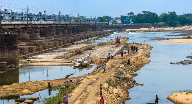 سيلفي يكلف ولاية هندية فقدان ملايين اللترات من المياه! مسؤول أسقط هاتفه في سد فقرر تفريغه للعثور عليه