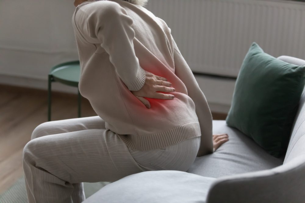 تسبب المتلازمة ألماً في البطن والظهر - ShutterStock