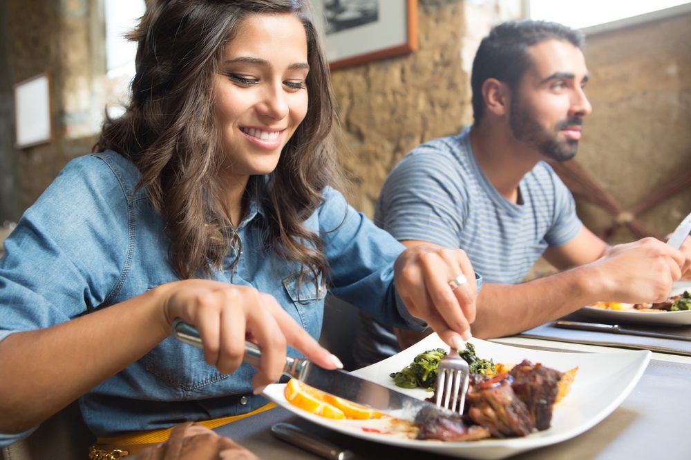 بالرغم من أن تناول الطعام مع آخرين يعد جذاباً لكثيرين، لكنه كابوس لآخرين - Shutterstock