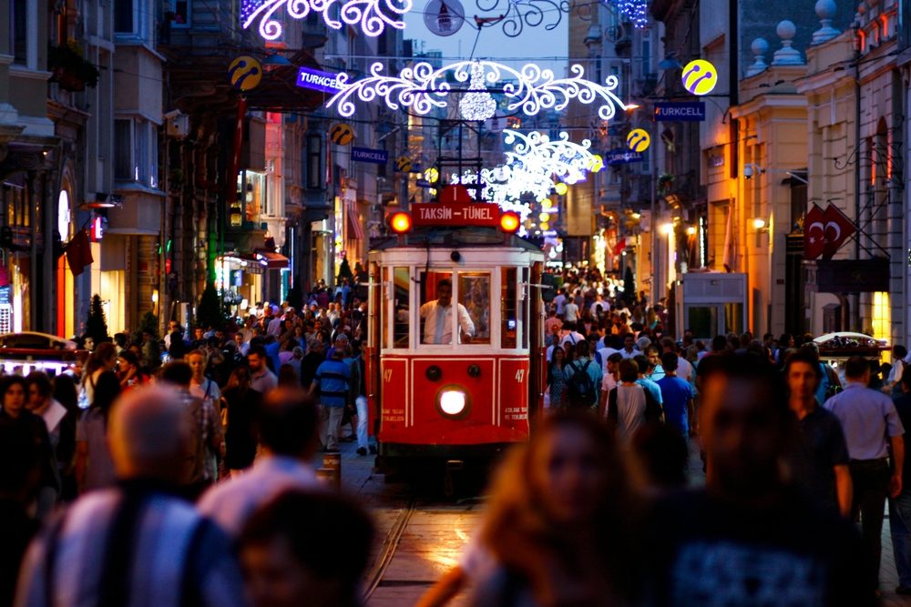 هناك العشرات من اللغات المستخدمة في تركيا - Shutterstock